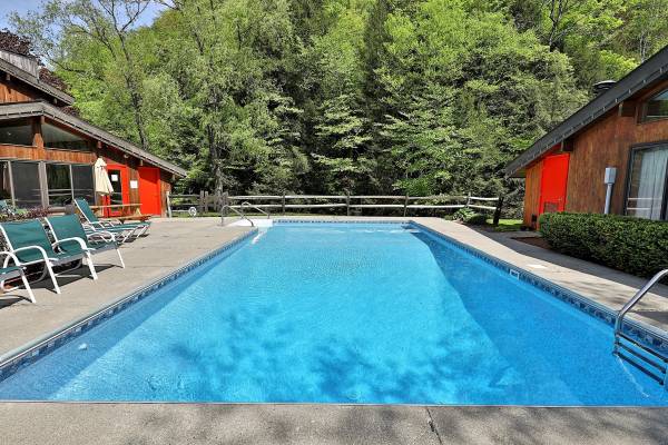 Thye community pool at the Cedarbrook at Killington Hotel